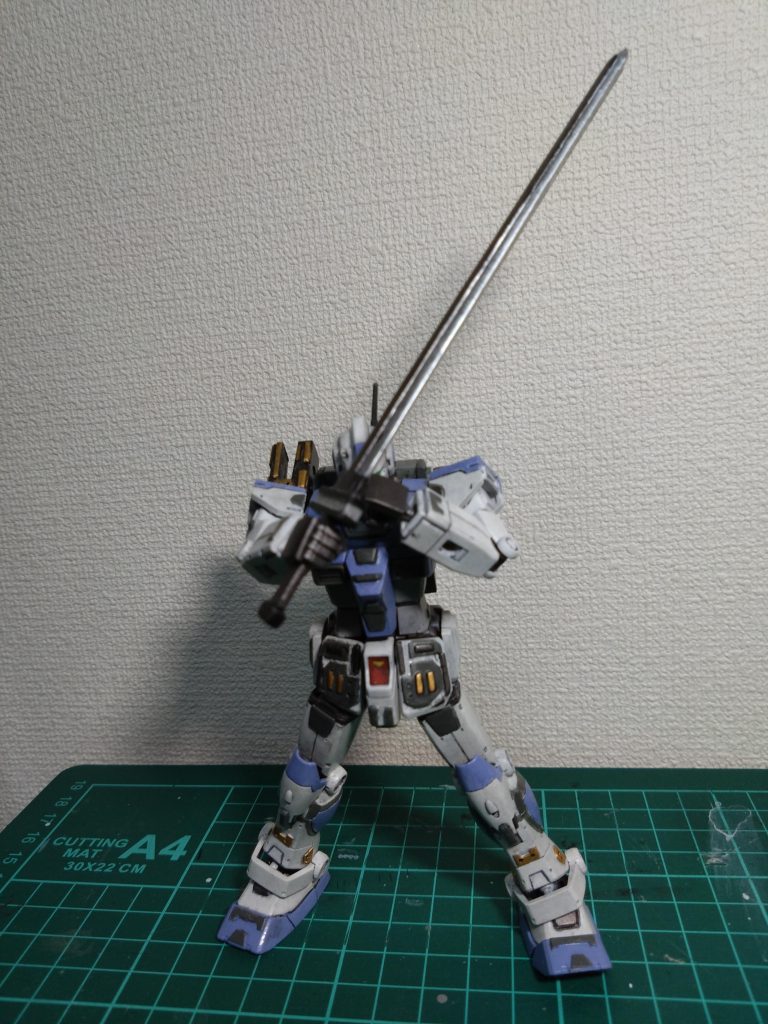刺したら引き抜きジャンプして反転。腕と剣を交差して……。