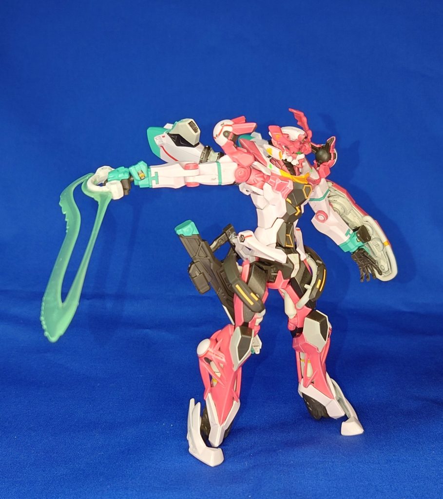 逆サイド。キットは合わせ目とかも目立たないので、基本いじってません。工作はビームライフルのマウント穴だけですマーキングもキットのシールだけ。一応ビームサーベルとカメラっぽいとこは蛍光塗ってます