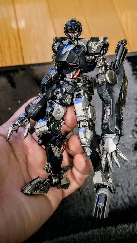 何となく色を暗くしていたところ、ウォーマシンっぽいと思い今回に繋がりました。