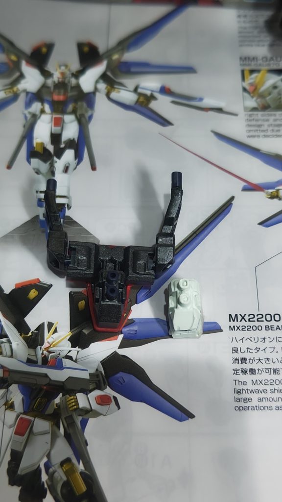 マスターガンダムのバックパックの接続部をパテで複製し、ストフリのバックパックに接着する事でどちらも装備する事ができる。