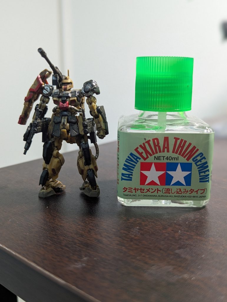 ちっちゃい。ガンダムとかは全部塗るから難しそうだなぁと思いました。適当に汚してごまかせるのでザクはいいね。