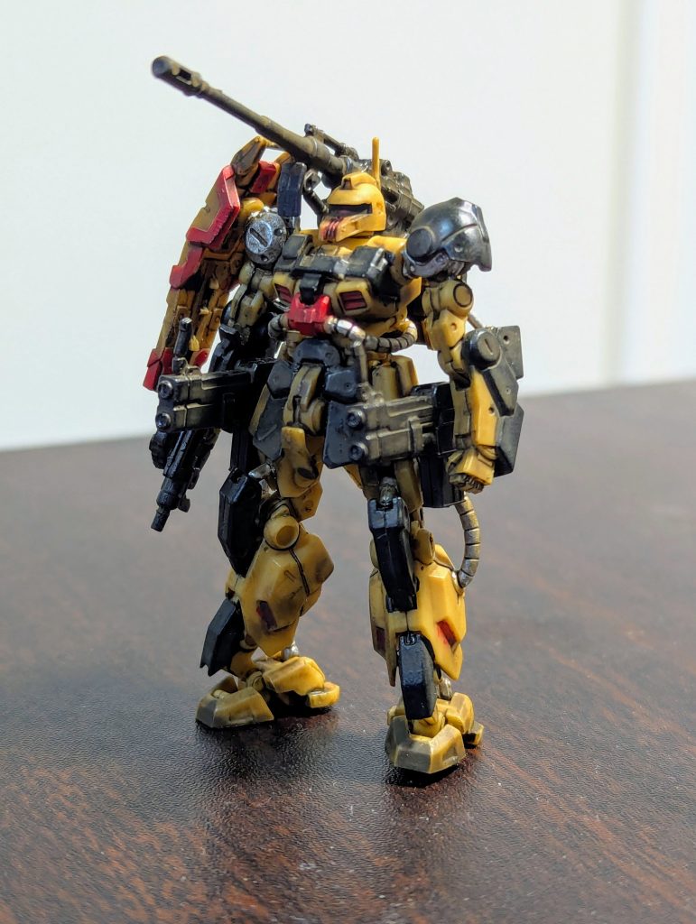 とりあえず手元にあるクレオスの水性ホビーカラーで筆塗りしました。武器系は黒鉄色、パイプはシルバー、膝肩胸とかのオリーブドラブは黒×黄で。赤はガンダムマーカーのメタリックのやつ。