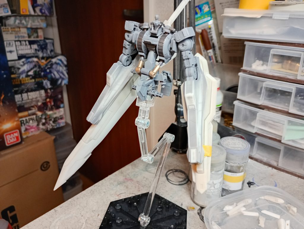 武装も製作マグネットで前腕に取り付けるようにしています