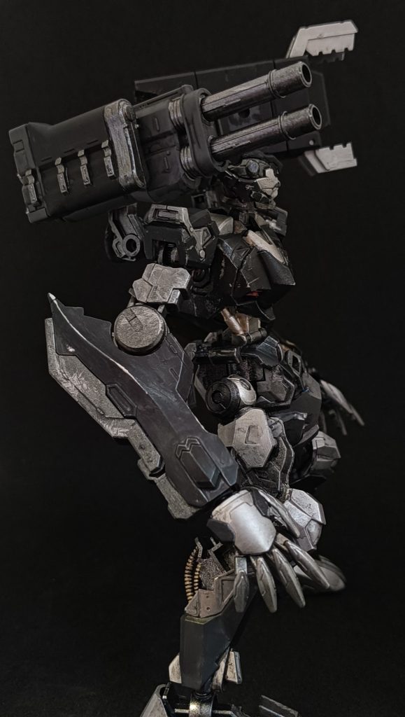 腕が長いのと、パーツを欠損させているのは、当初別のモデルを参考にしていたため結果的に作風によくハマってくれたため、ご飯も喉を通ります