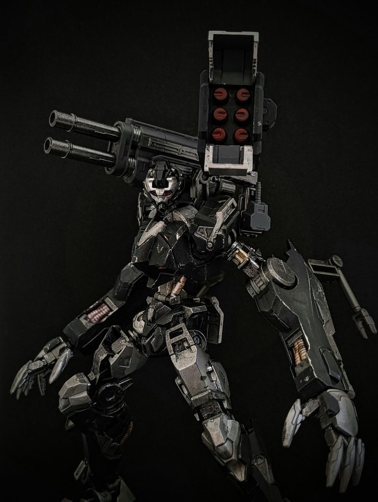 FIGHTING ARMOR ウォーマシンのフィギュアを参考に製作武装もフィギュアによせました。全体的にウェザリングを施し、パーツを欠損させたりしています。