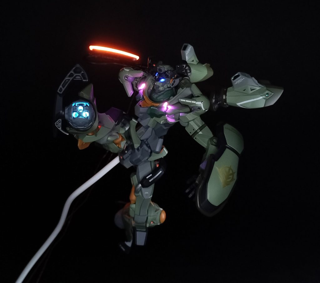 付属の赤いデカールだとシールなので水転写デカールの白を作りました