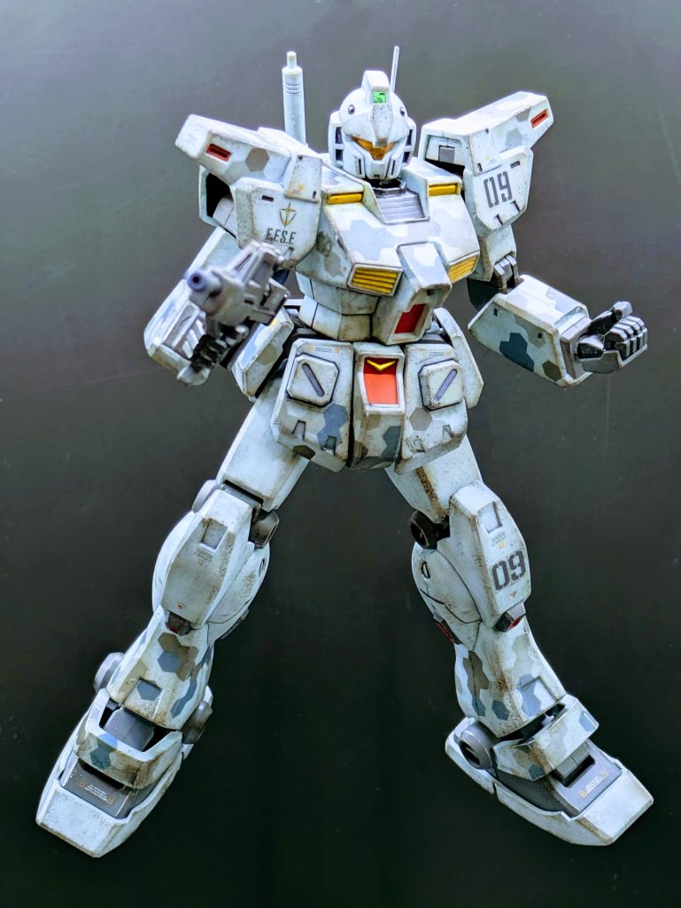 この子はリターンモデラー初期に作ったもので、ランナーから切り出すのに2度切りを知らず、至る所に深爪… もちろん、合わせ目なんて有って当然💦