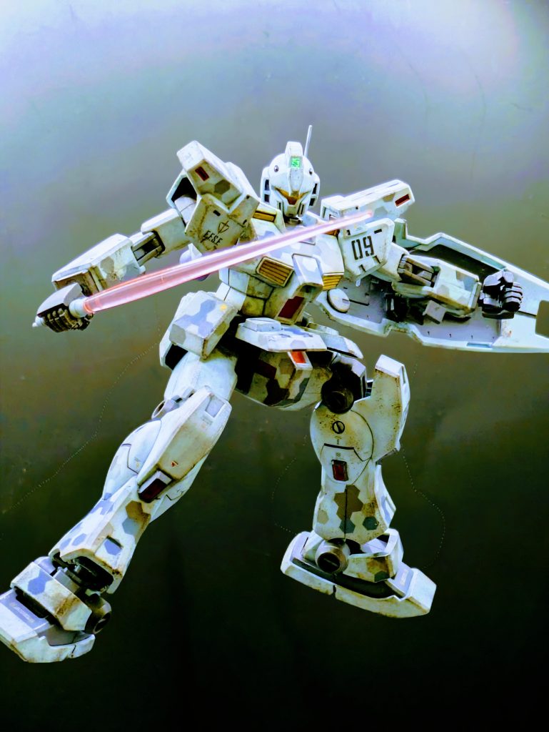 迷彩柄のデカールを貼った。そしたら「柄付き水色パジャマ」になった…