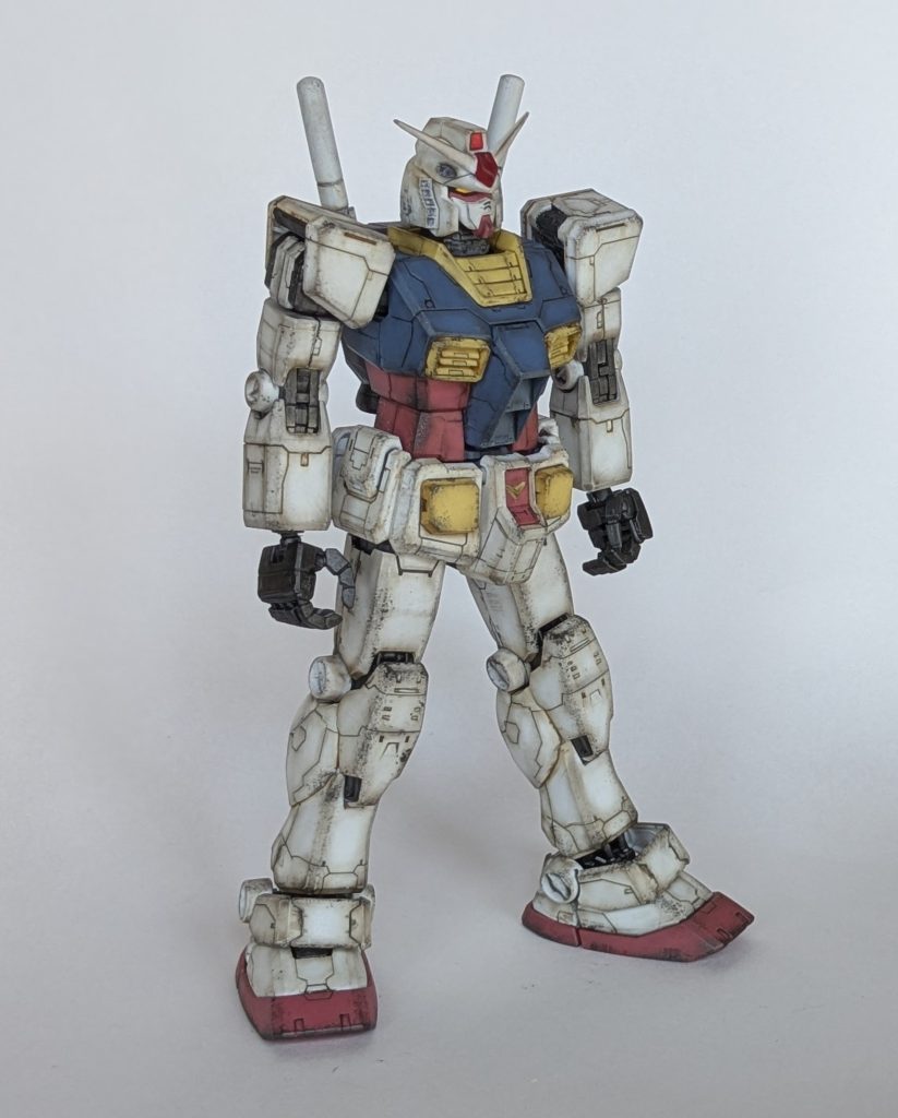 頭部アンテナは、カプセルトイから流用。手は、同じくジャンクパーツからサイズの合うものを塗装して流用。ビームサーベルは、コンビニで貰った割り箸とプラパイプで自作（ちょっと大きかったかな）