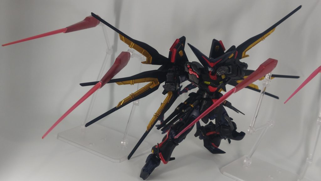 天剣絶刀(スーパードラグーン)8基のドラグーンはビーム砲を撃つだけでなくビームを発振・滞留させることでビームサーベルとして機能する。さらに相手のエネルギー攻撃(ビーム兵器等)を吸収し自身のエネルギーに変換する機能を持つ。ドレイン能力はGガンダム42話でヘブンズソードがゴッドフィンガーのエネルギーを吸収してパワーアップするシーンから着想を得てます。