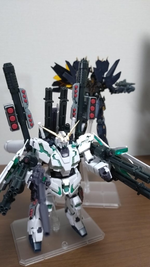 前回作品バンシィ・ノルンと互いの背中を預けながら重すぎてディスプレイスタンドもやや不安定ですね…今回の学びとしてはアクリジョン塗装は癖の理解が必要だったことでしょうか下地とかちょい塗りには塗料のポテンシャルを感じましたまた、メタリックカラーは自分のような素人でも綺麗に塗れるので触ってみて良かったですね。👍水性ホビーカラーとかも使いこなせると良いな。