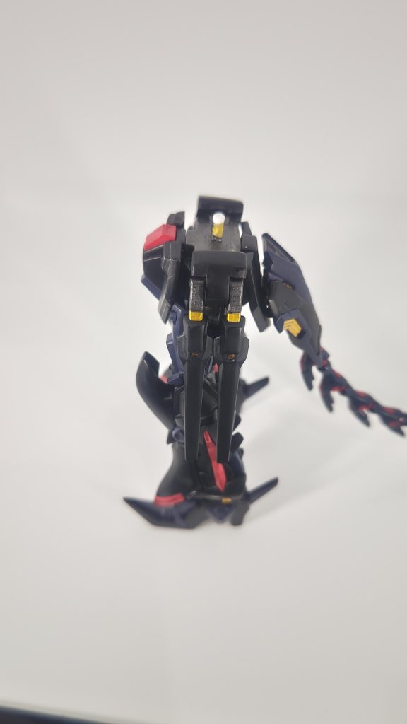 サイドスカートはプロヴィデンスガンダムの物を前後のスカートに干渉しないように加工。パテで合わせ目や削り過ぎた部分を埋めてます。股を大きく開いても問題無いように可動もできます。