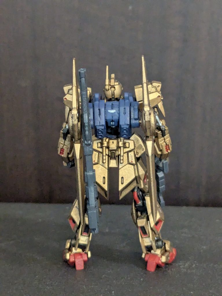 パーツ数が多く、細くパーツ分けされてるので気になる合わせ目は膝と手首、肩、バックパックですが、今回は合わせ目消しはしてません。膝だけはやろうかとも思ったのですが、自分の腕ではモールドも消してしまいそうだったのでやめました。今回はあとダブルゼータとジ·Oを購入したので、次はジ·Oに挑戦します。