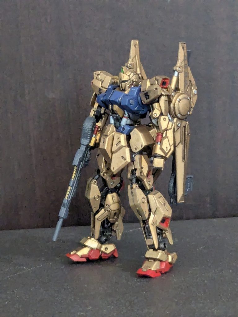 ゴールドは黒サフの上からクレオスの缶スプレーゴールド胸部とバックパックのブルーはクレオスの缶スプレーティターンズブルー2武器はクレオスの缶スプレーMSファントムグレー他はファレホで筆塗りです。腕の向きを変更しました。「百」はセリアで購入した0.05ミリペンで手書き