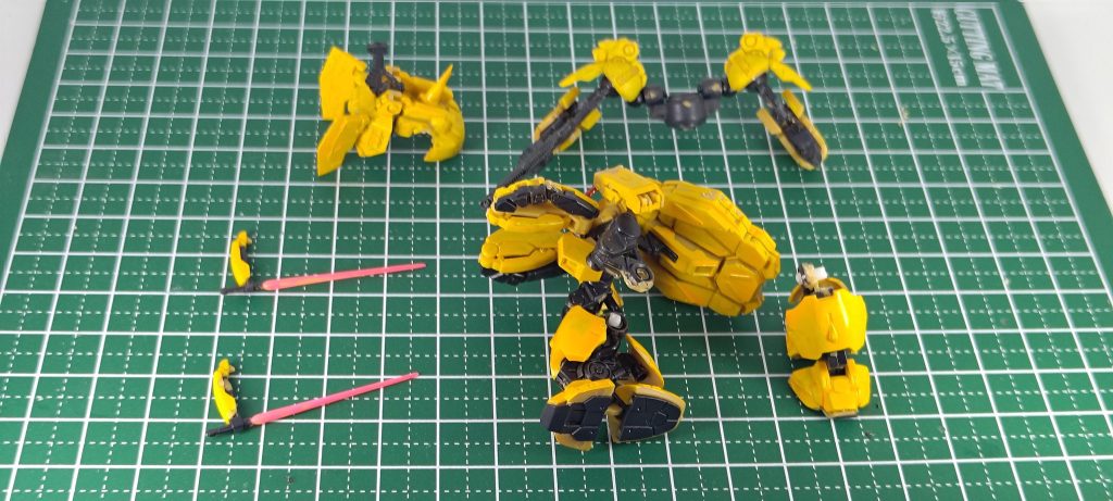 組み立て途中の状態。肩関節と股関節はホビーベースの球体ジョイントミニを使っています。肘はフレームのパーツを切り飛ばすだけでそのまま可動するようにできました。ひざは2mmの穴を開けて2mmプラ棒で関節を作っています。首、フロントアーマー、サイドアーマーはもとからある接続軸のピンを切り飛ばしたら可動するようになりました。