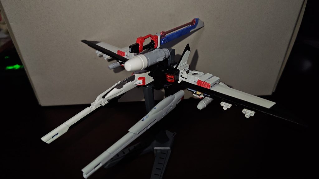 色塗りはほとんど白黒灰の缶サーフェイサーそれ以外は所々筆塗りです翼のジョイントは30MMパーツで増やして元のものとイモジャのものを切り貼りしました