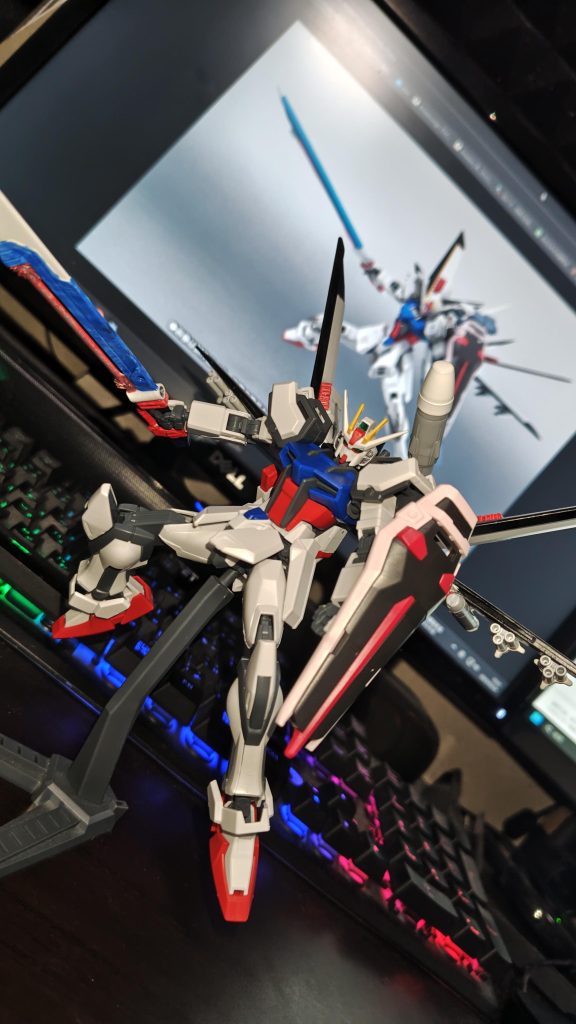 上翼のスラスターはプラネッツシステム系の上胸下翼のスラスターはエアリアルの膝対艦刀はBB戦士のシュベルトゲゲールミサイルはヨドバシに売ってました