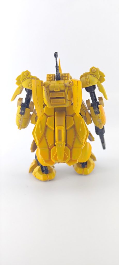 全身の写真。関節を仕込んだ影響で、シルエットとしては肩が少し横に出っ張っています。あと股関節を斜めに取り付けてしまったので脚が前のめりです。