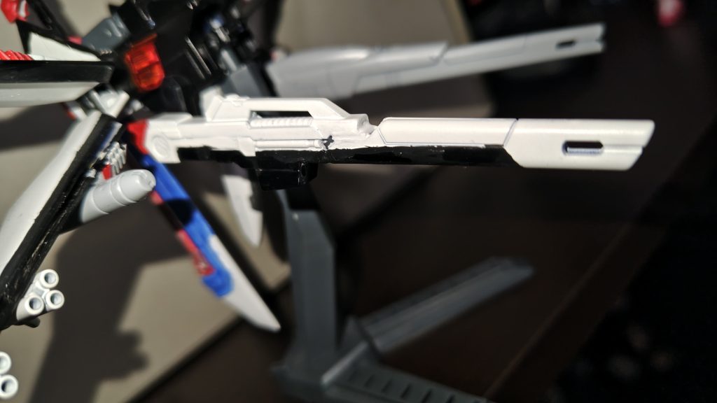 レールガンとビームランチャー(どっちがどっちかは分からない)は元々のままが一つ、νガンダムの銃とニコイチが一つです余りで謎の銃が手元に残りました