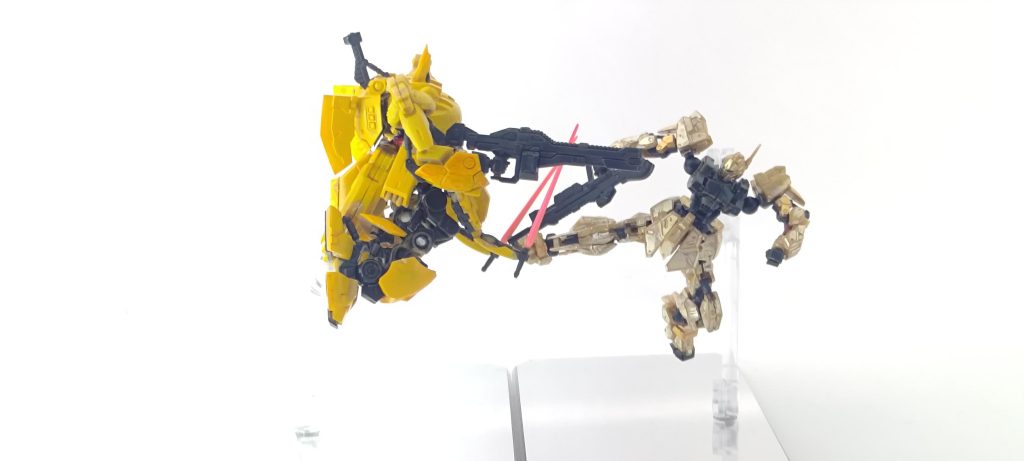 以前作ったジ・O vs 百式の写真。こちらはサイドアーマーが吹き飛ぶ前に撮れました。このあと、百式はジ・Oにサイドアーマーを切り飛ばされてボコボコにされましたとさ。