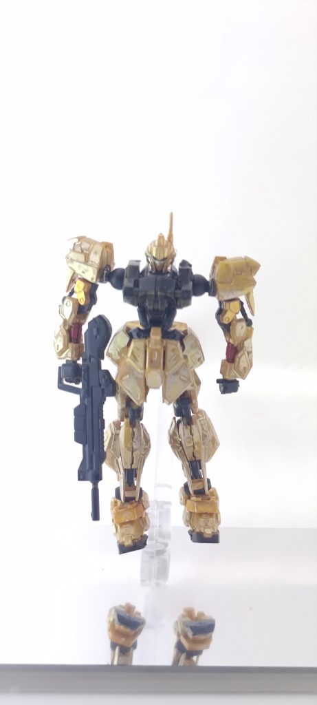 正面から。肩は可動の影響で肩幅が広くなっています。