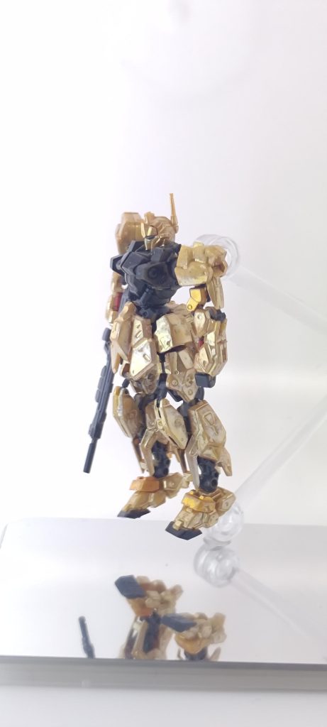 立ちポーズ。手、脚をまっすぐ伸ばせるようになっています。