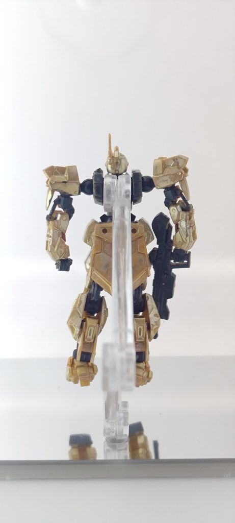 後ろから。…背中のバインダーはシロッコに切り飛ばされたということにしてください。(バックパックにスタンド用の3mm穴を開けようとしたらバラバラに砕け散りました)