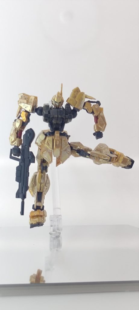 可動はこんな感じ。…という写真を撮ろうとしたら、左のサイドアーマーが吹き飛んで行方不明になりました。そのためこれ以上写真は撮れていません。