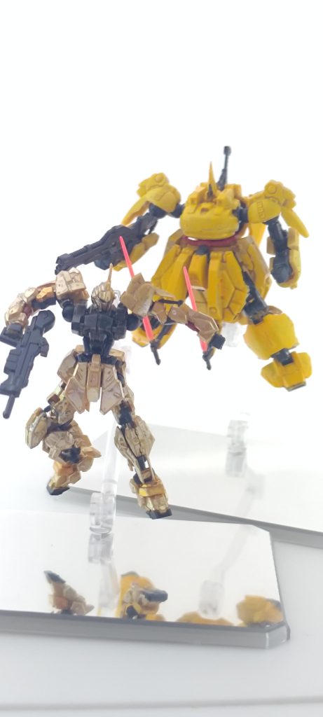 以上です。ガンダムアーティファクトのジ・Oと一緒に百式も買っていて、こちらも可動化に挑戦してみました。結果、バックパックが粉々に砕け、サイドアーマーも消失することになりました。とはいえ一応まだ五体満足なので、この細身のキットにしてはよくやったと自分のことを褒めたいです。工夫したポイントは、肩アーマーの独立可動と肘のロールを諦めることで腕の可動を実現することができました。百式はデザイン上肘が内側を向いてしまいますが、これ以上腕に可動を仕込むと強度が落ちて五体満足では済まなかったと思います。ひとまず、細身のキットとしてウイングガンダムのリベンジができてよかったです。 次は太めのアーティファクトが手に入ったら可動化してみようかな…。