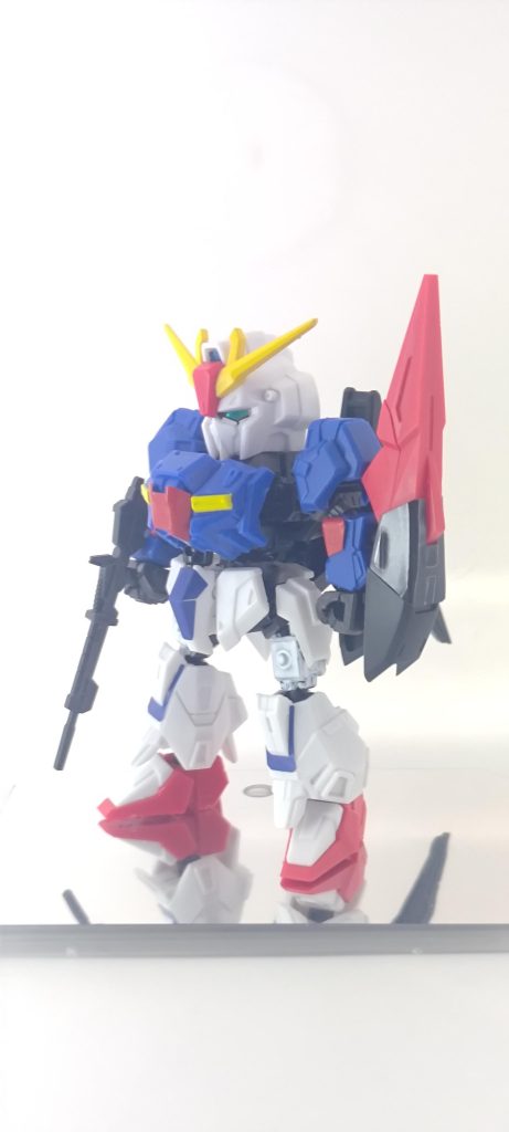 変形前のモビルスーツ形態。元のZガンダムと異なる点は、腰のフロントアーマーと胸部アーマーがジョイントで接続されています。またテールスタビライザーは背中ではなく腰の後ろに取り付けています。また可変機構を盛り込んだ影響で脚が少し延長しています。シールドは可変用のEXパーツを最初から付けた状態にしています。
