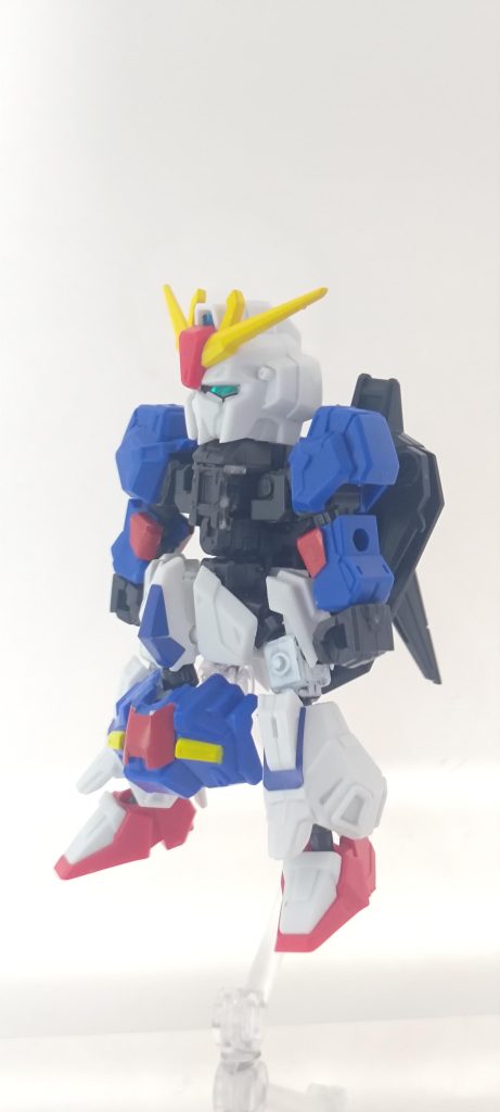 ここからフロントアーマーをぐるっと180度回転させます。(胸部アーマーはフロントアーマーに接続されているので股下の方に移動します。)