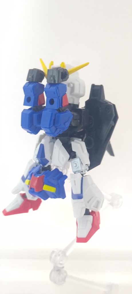 肩を胸部前方に回転させて腕を頭の方に向けます。