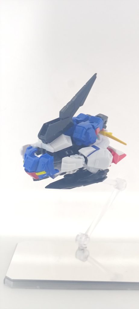 胸部アーマーを立てます。