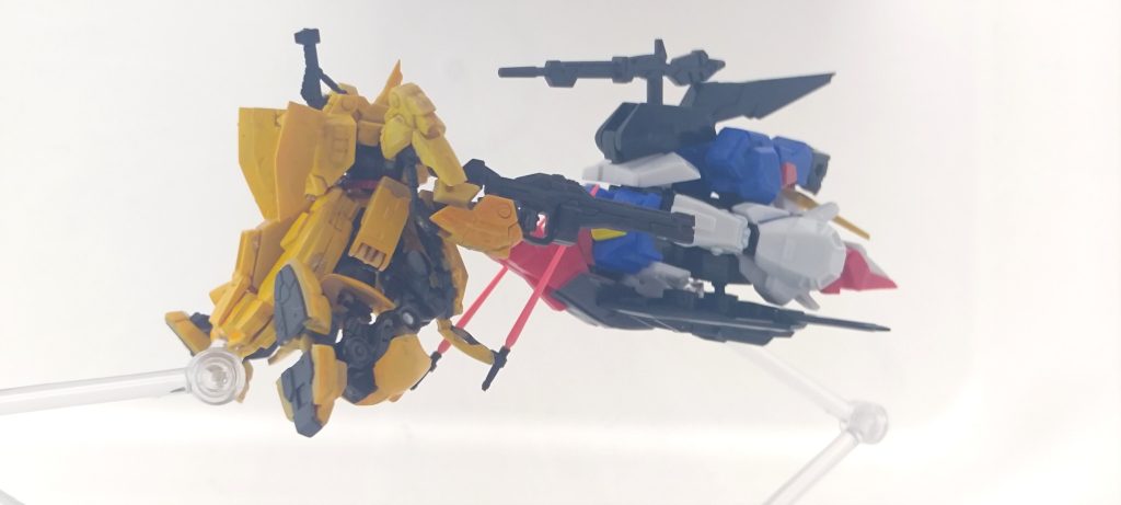 以上です。SD体型の完全変形をいつかやってみたいと思っていて、モビリティジョイントでちょうどZガンダムが発売されたので挑戦してみました。当然元のZガンダムの変形は複雑すぎて再現できないのですが、そこをSD頭身ならではの変形機構でまとめられてよかったです。モビリティジョイントのZガンダム、めちゃくちゃカッコよくて買ってよかったです。ご覧いただきありがとうございました!