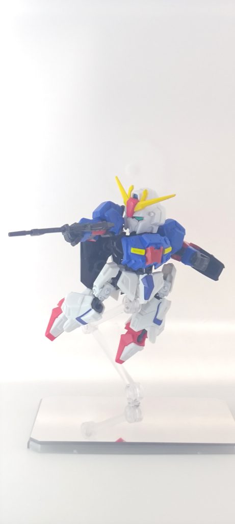 あとはモビルスーツ形態の写真をいくつか。脚は変形機構があるので流し打ちのようなポーズを取れます。