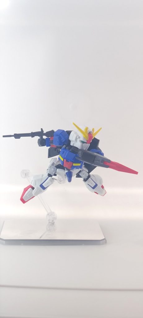 フロントアーマーと胸部アーマーが一体化していますが、胸部アーマーを浮かせて回転させることで腰を捻ったポーズも取らせることができます。