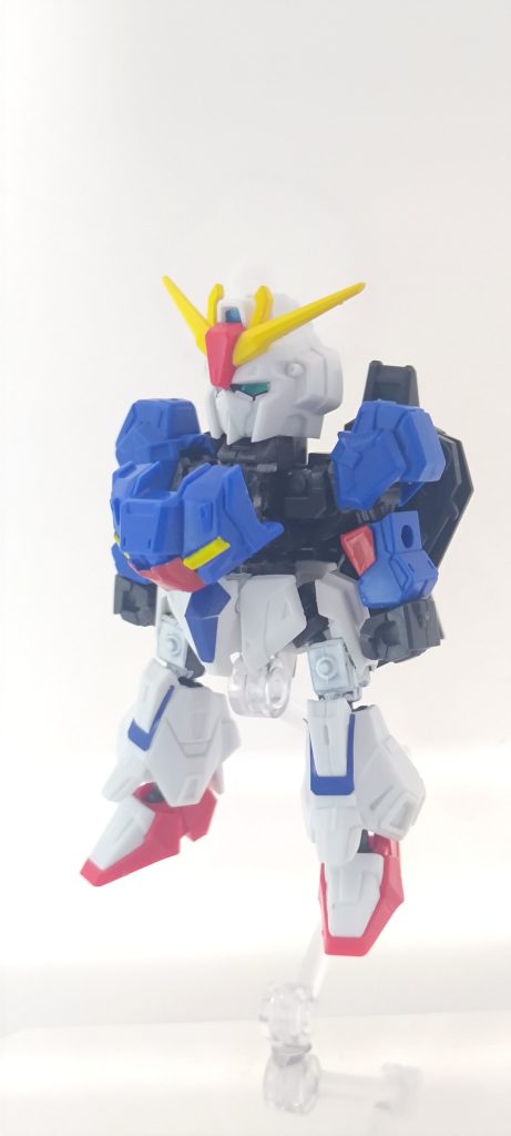 変形プロセスです。まず武装を取り外して、胸部アーマーを少し浮かせた状態にします。