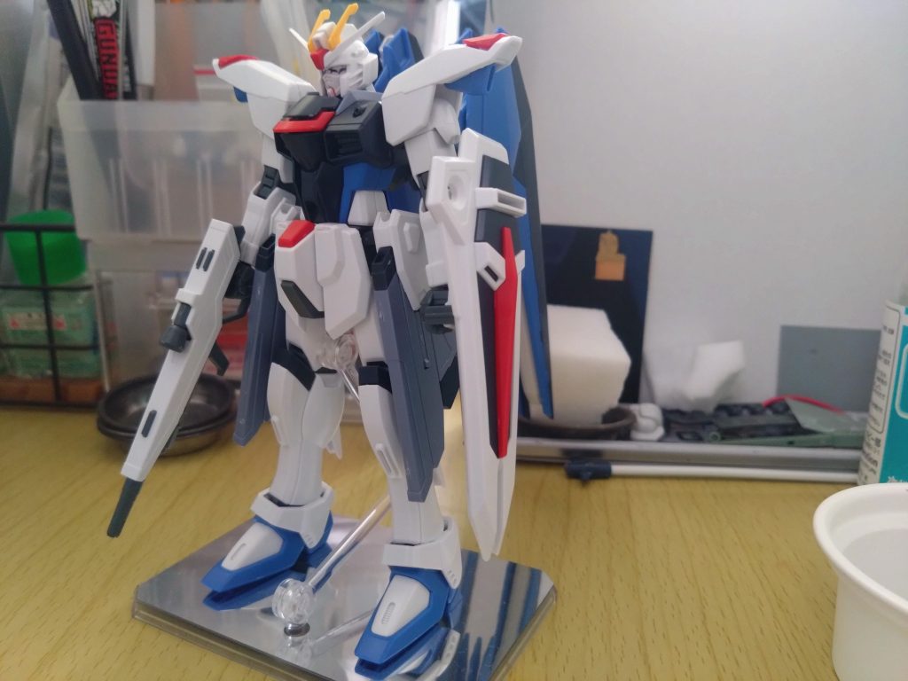 仮組みショット今回細部塗り分けにシタデルカラーを初めて使いました。センサー部とスミ入れに使ったのですが、希釈不要で伸びも良く、かつCONTRASTやSHADEのようにグラデーション表現が手軽にできる塗料となっていて大変使いやすかったです。他塗料よりやや値は張りますが、メリットも多くオススメです。