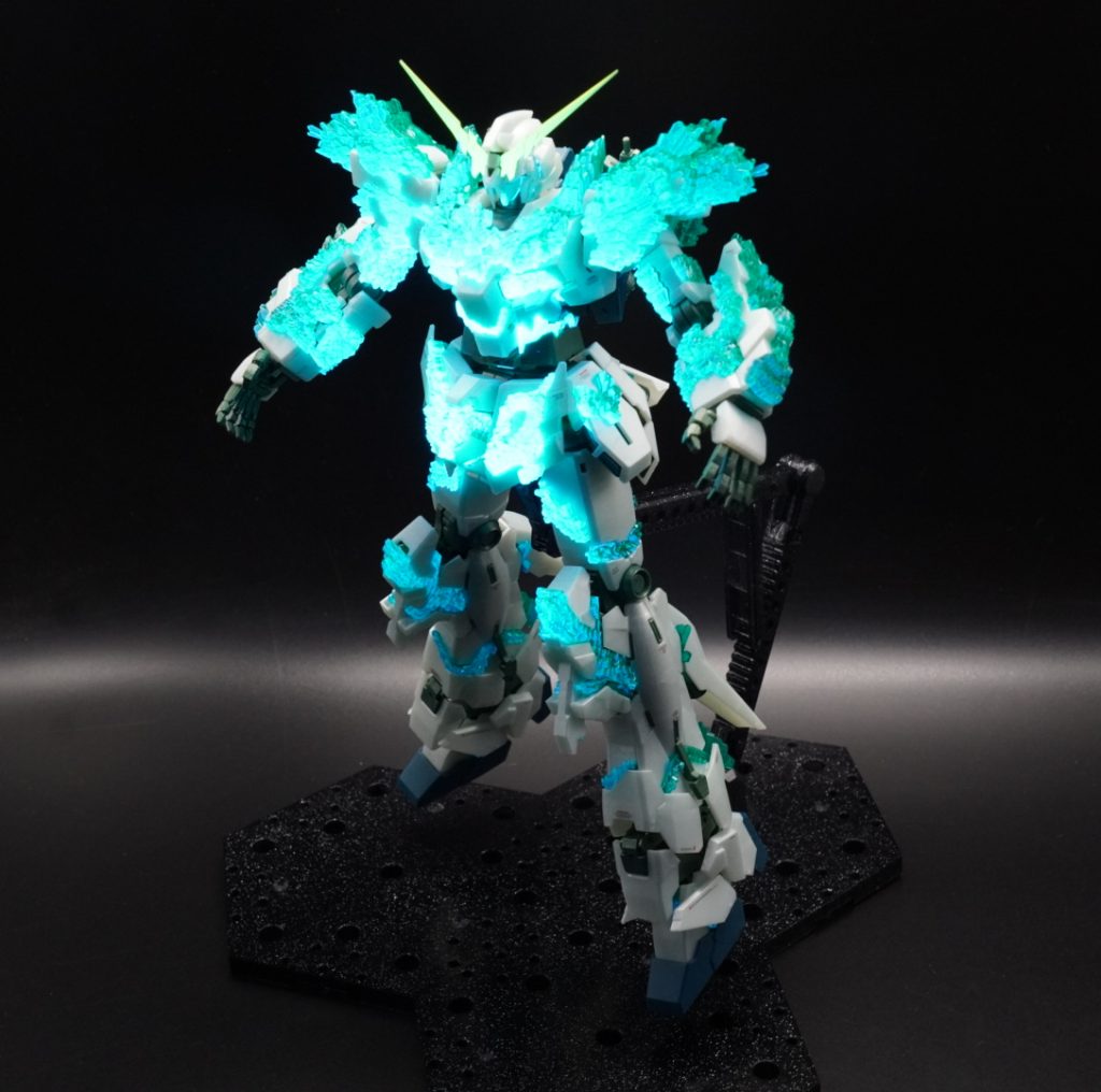 ユニコーンガンダムと言えば、サイコフレームの発光ですね。