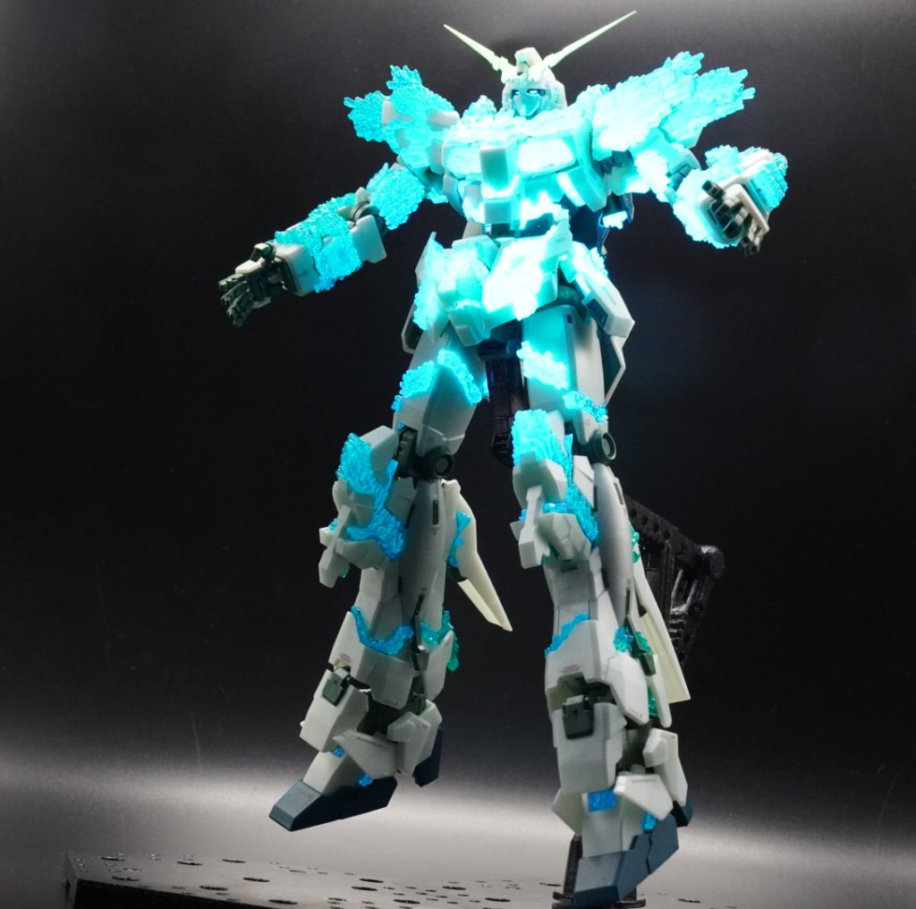 アンテナ部は蛍光イエローで塗装。ツインアイとセンサー部は、蛍光グリーンで塗装。ブラックライトで発光します。