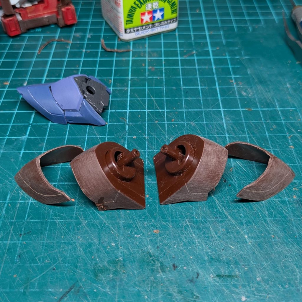 肩アーマーは切り離して角度をつけて再接着。