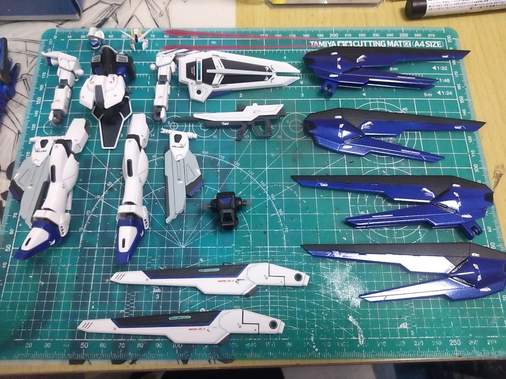 使用塗料ホワイト&フレーム→成型色(一部MSホワイト&MSファントムグレー)、ブルー→ホワイトサフ+タミヤレーシングブルー(左肩キャラクターブルー)、ブラック→Mr.フィニッシングサフ1500ブラック、ライトグレー→RLM76ライトブルー、他タミヤエナメルブラック、ガンダムマーカーコスモメタブルー、シタデルAETHERMATICBLUE&NULNOIL、4アティストマーカーシルバー