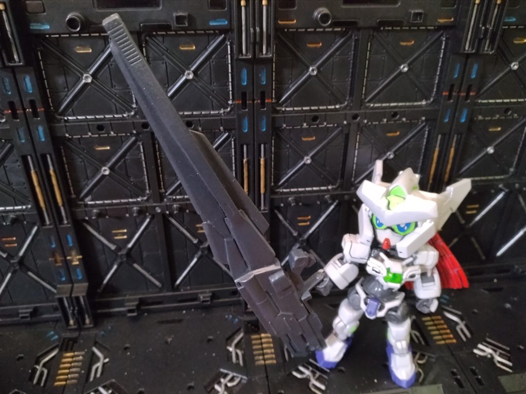 GNバスターバインダー大型GNコンデンサを搭載しGNバスターソードたGNビームシューターを一体化させた大型武器　機体の予備電源としても使用可能