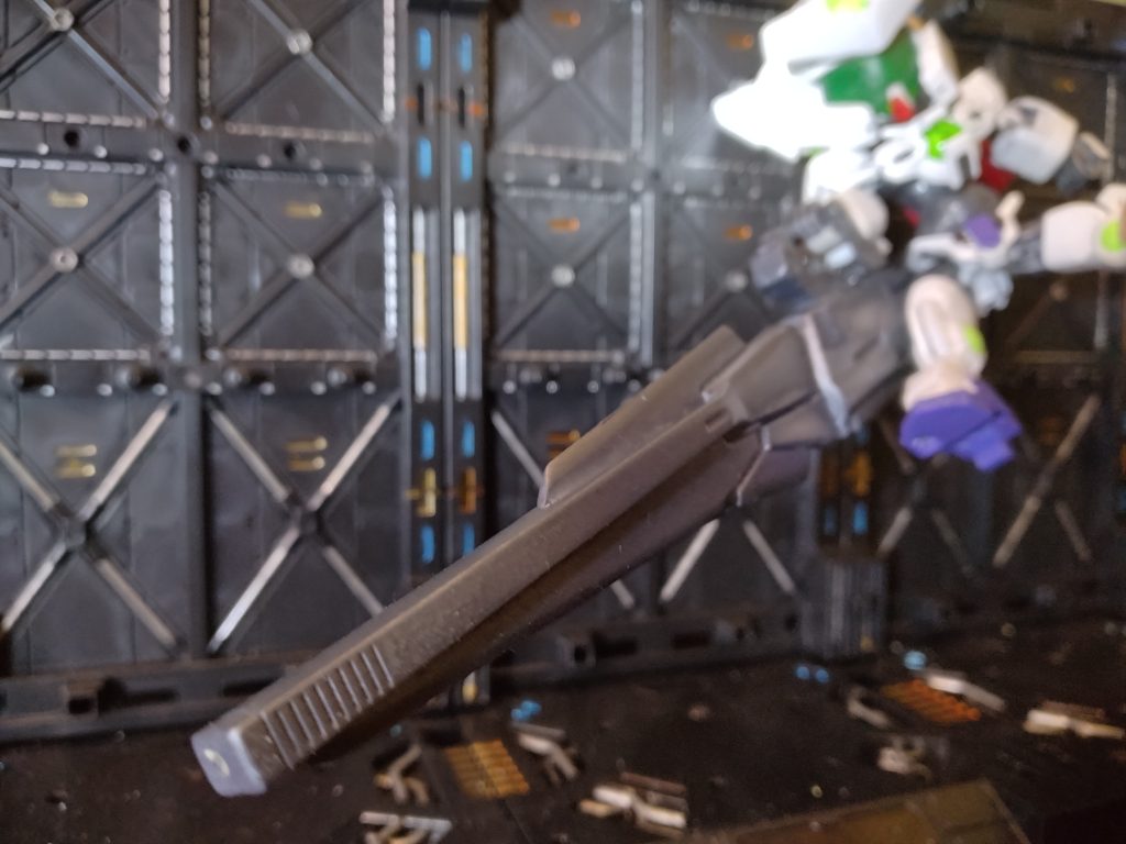 デュナメスなどのように狙撃に特化したGNビームシューター　狙撃の際にはアストレアtype-Xなどに見られる専用のマスクが装着される