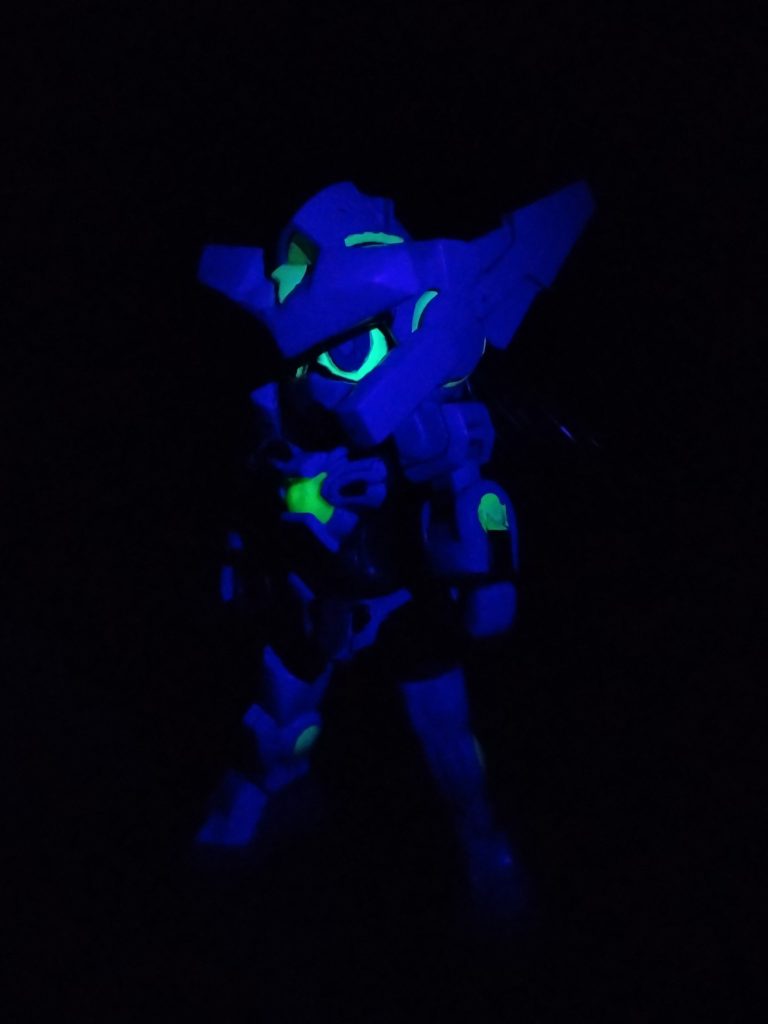 蛍光塗料を使用しているためブラックライトで発光