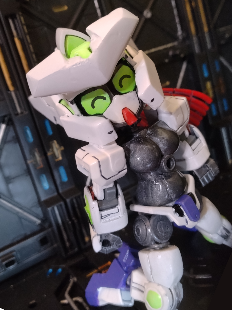 胸部装甲は取り外し可能胴体部分をスクラッチし、体型を女性的になるように目指しました