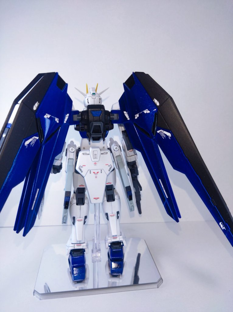 フロント&バックショット製品自体のままで十分満足のできる造形ですが、ツインアイが大きいと感じ、フェイスパーツをHJ付録キットのフェイスパーツと交換しました。またショルダー正面にディテールを追加し、左肩のカラーパターンを変更しました。