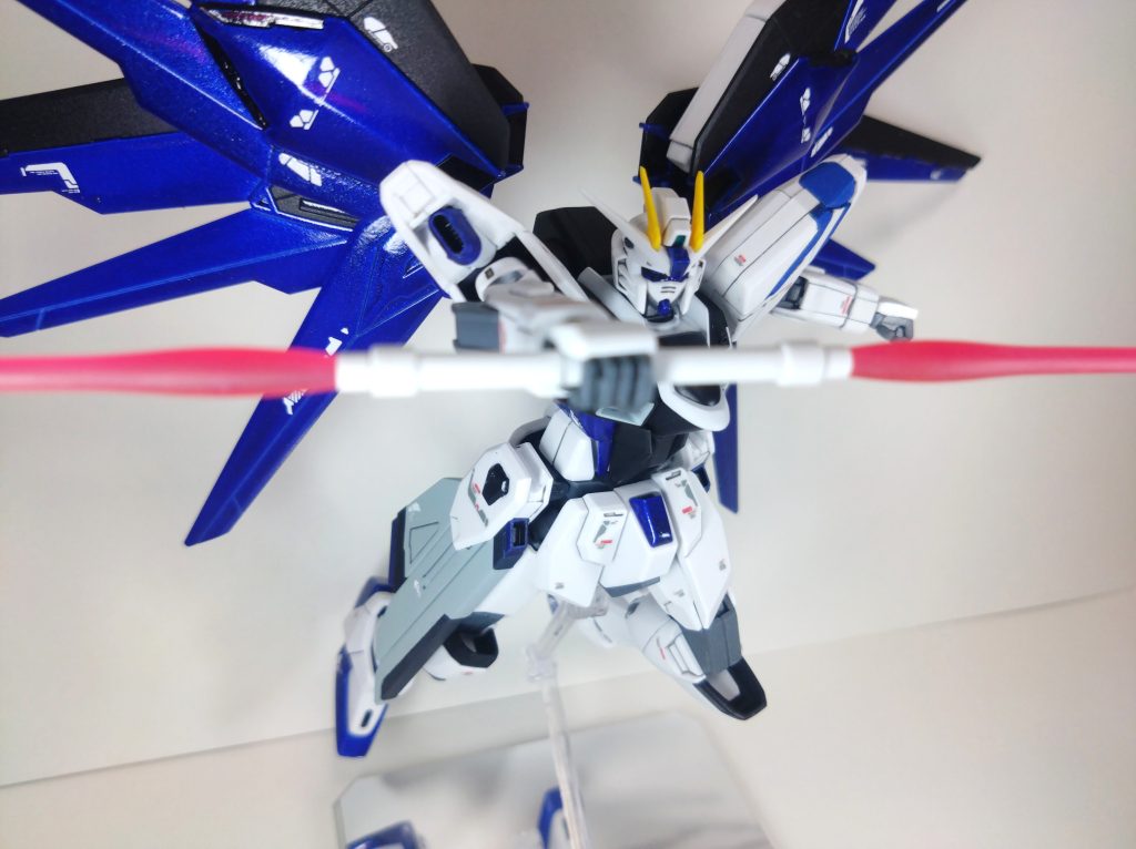ビームサーベル抜刀ショットフリーダムに限らず翼を持つMSはウイング展開or非展開で大きく印象が変わるので、ポージングが楽しいです。