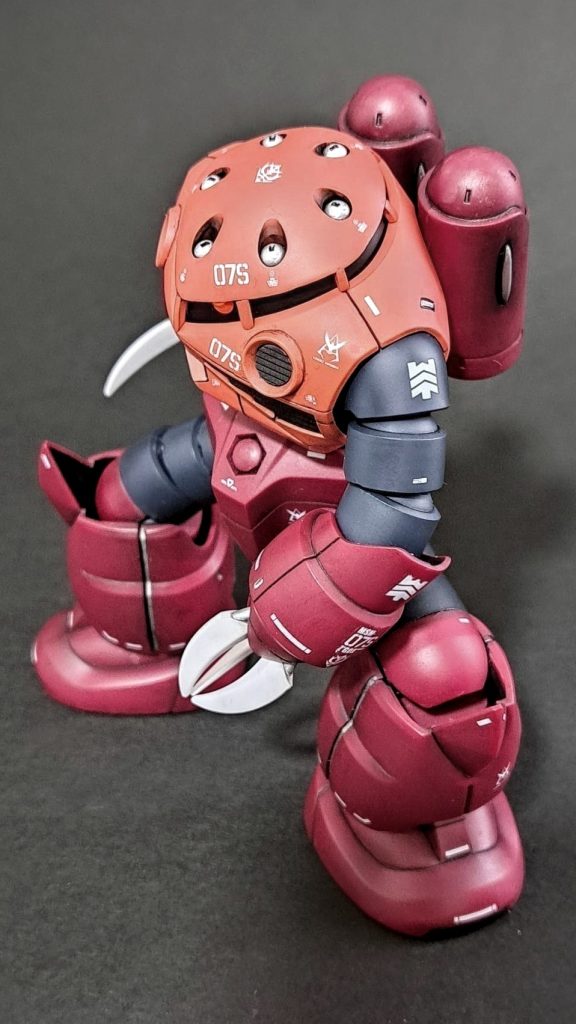 モノアイはHアイズにキラキラつけてみたり枠つけてみたり何度かやりかえてオラついた目つきにと思い試行錯誤。枠はやめてHアイズを上半分を削りヒサシの下に入れ込み固定。イメージとは違いまだ削って下に入れ込めばと撮影後反省…。やりかえたいな…。