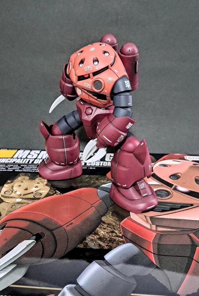 箱と完成品。GUNSTA投稿2作品目!製作している時は没頭でき楽しい時間で家族等の理解あっての本人は楽しい時間でした。もう1機体、ズゴックと一緒に預かってきた機体…。やる気が起きたら製作に手をつけたいと思います…。何の改造等ございませんが皆様に観覧いただければと…。最後までご覧いただきありがとうございました。